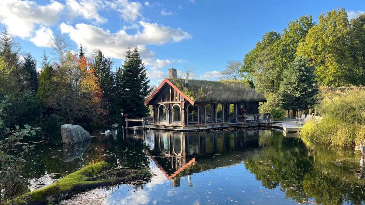 cabane din lemn pe lac, peisaj natural în Suedia