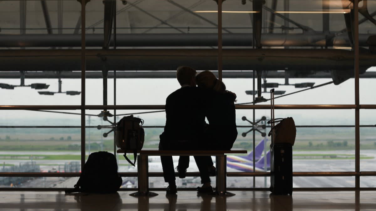telefon mobil și avion în aeroport, amintiri din trecut