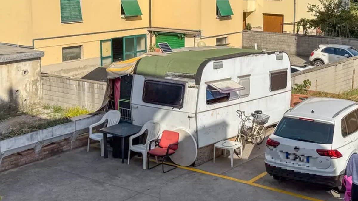 Tudor trăiește într-o rulotă în Italia și riscă să fie evacuat din parcarea care i-a devenit casă