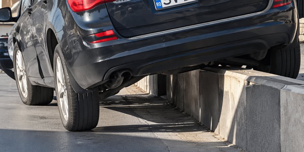 Un șofer din Siret a pierdut controlul mașinii și a rămas suspendat pe trotuar