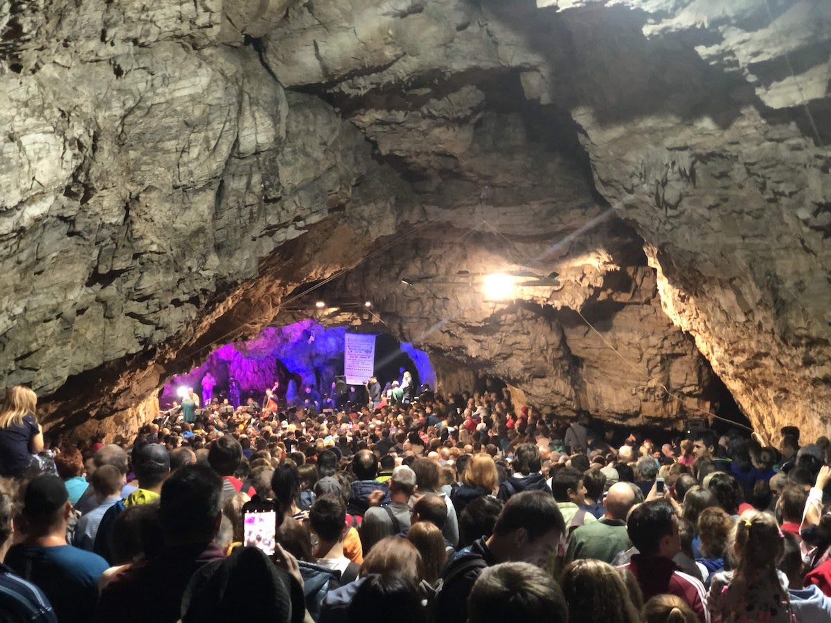 Concert în Peștera Românești, muzică simfonică Concert în Peștera Românești, muzică simfonică