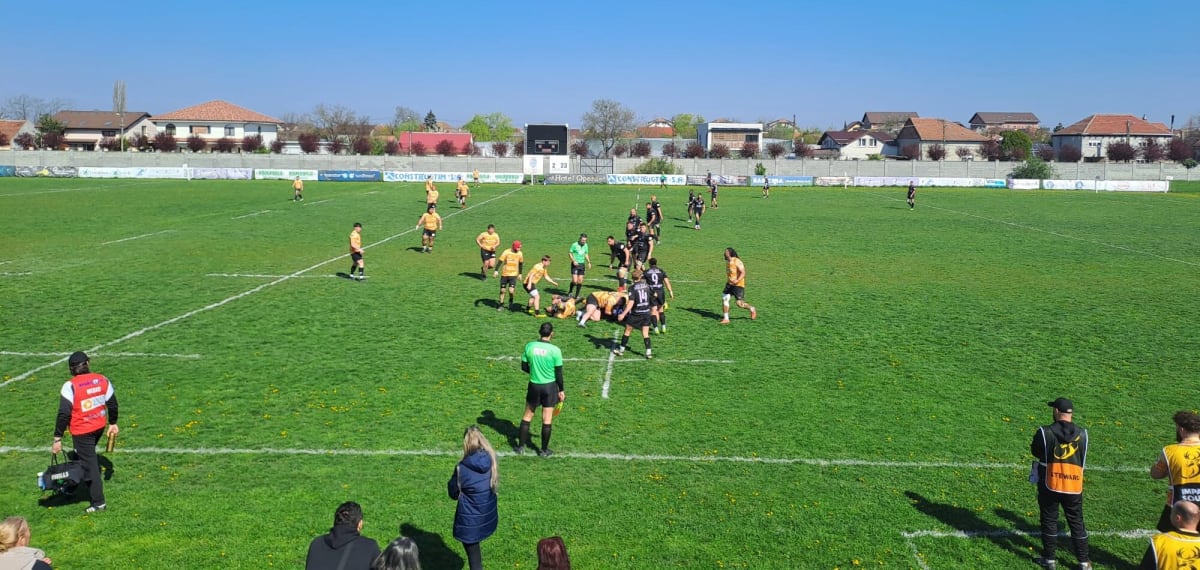 jucători rugby în acțiune pe teren jucători rugby în acțiune pe teren