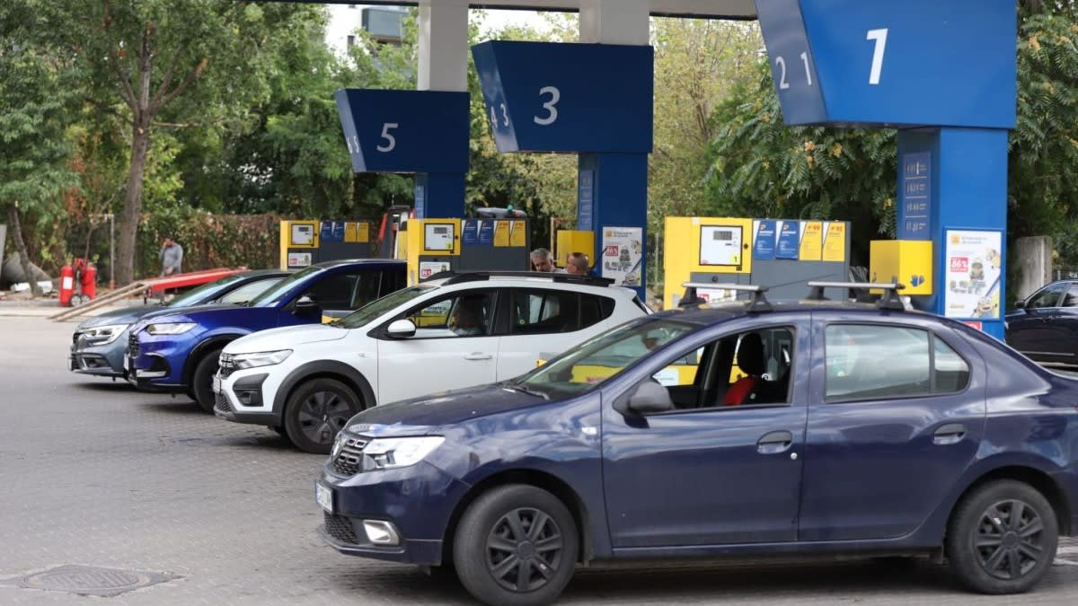 Benzina s-a ieftinit cu până la 5 bani pe litru în rețele din București și țară