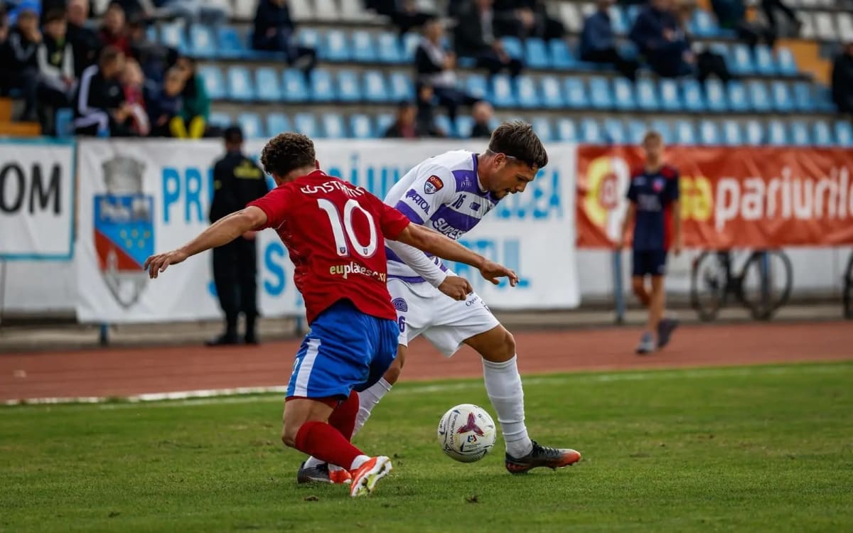 Jucători de fotbal în acțiune pe terenul din Zăvoi Jucători de fotbal în acțiune pe terenul din Zăvoi