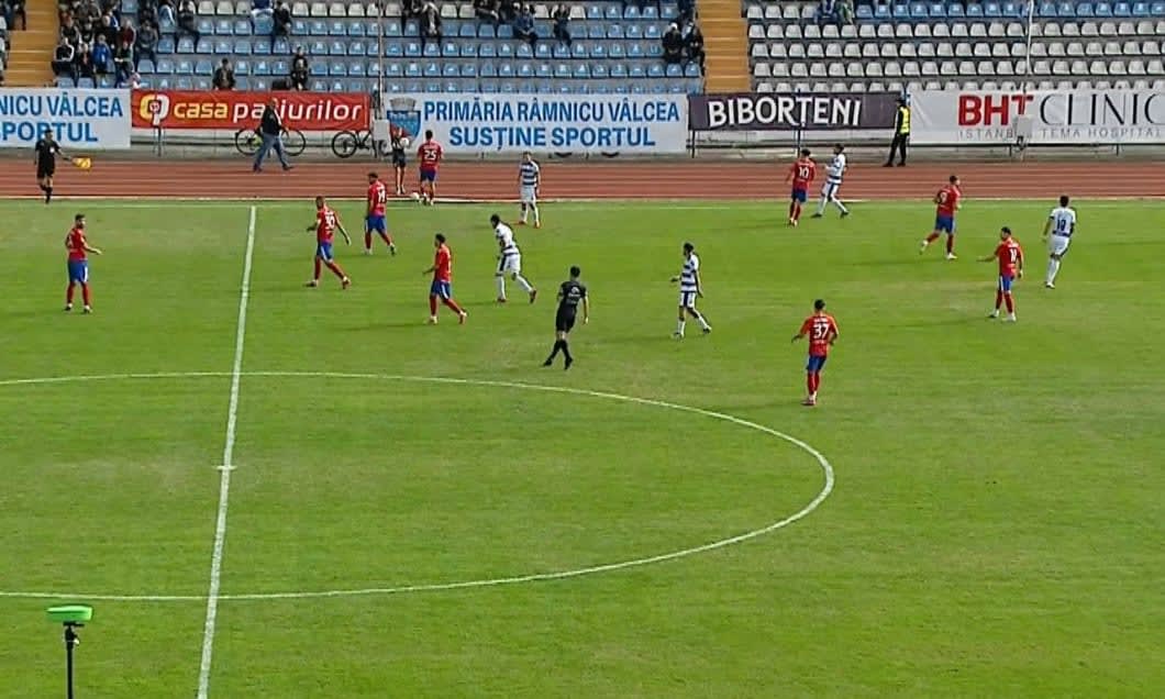 jucători de fotbal în acțiune pe teren
