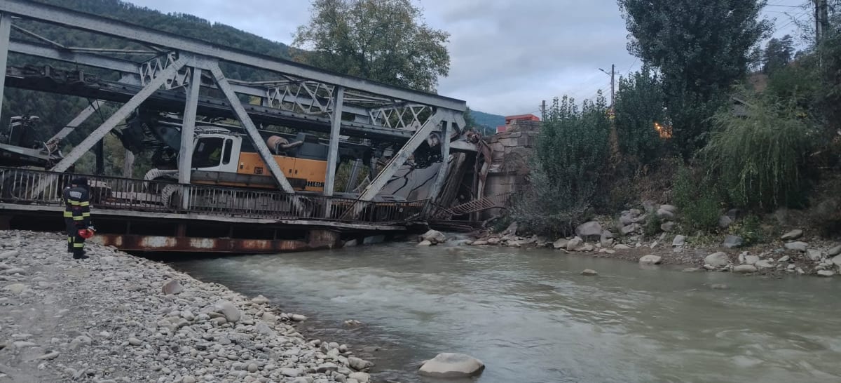 pod prăbușit pe drum național, situație de urgență în Bacău
