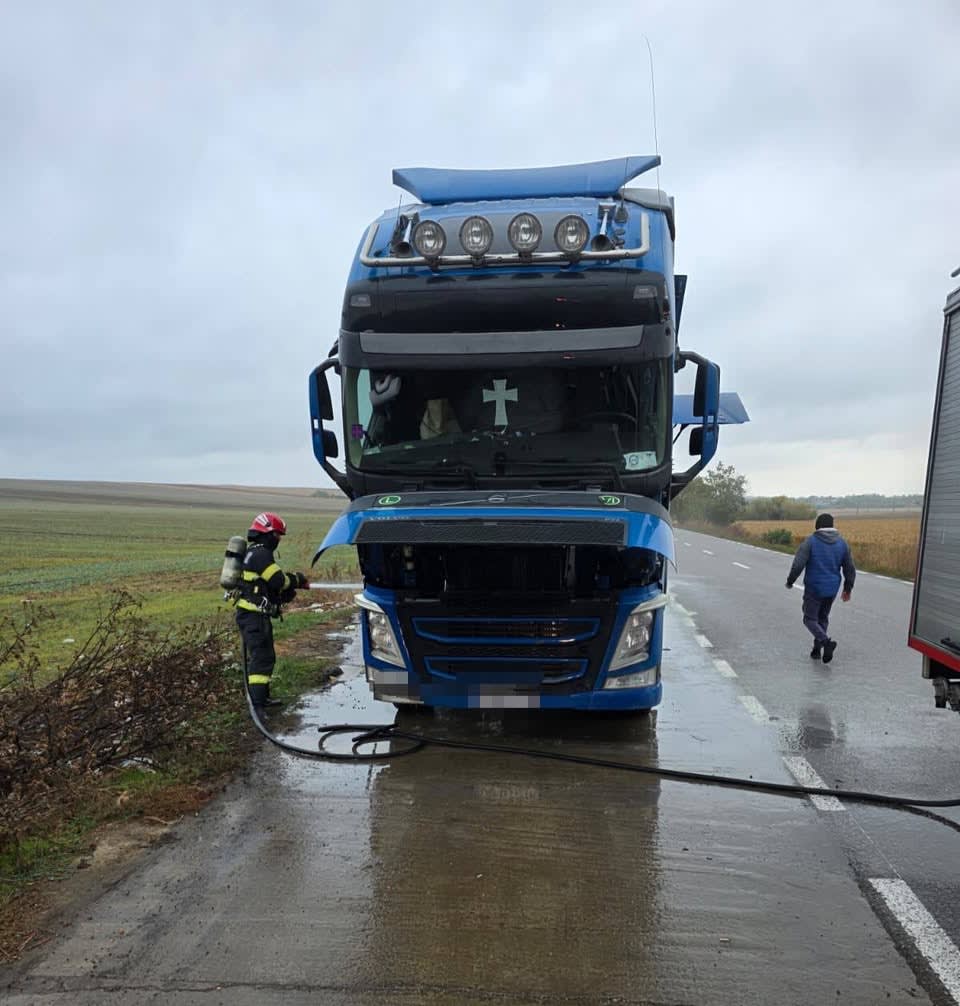 Pompierii au stins incendiul unui camion cu cereale în Plugari înainte să se extindă