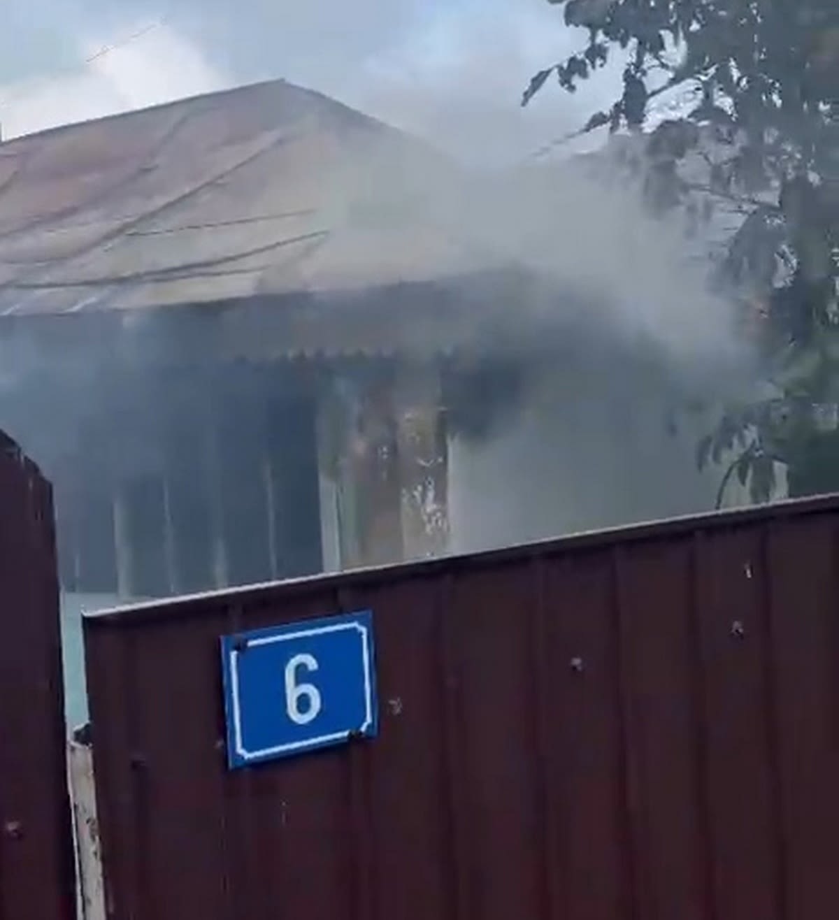 locuință arsă, flăcări și echipaje de pompieri