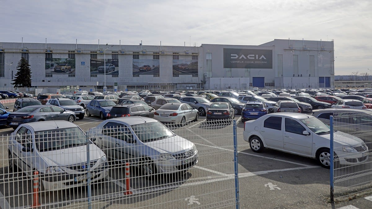 uzina Dacia, producție auto, mașini în fabrică uzina Dacia, producție auto, mașini în fabrică
