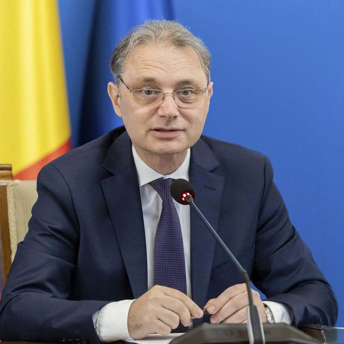 Luca Niculescu în discuție cu membrii echipei guvernamentale