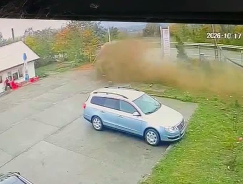 Șofer din Durnești, reținut după ce a intrat cu mașina în curtea unui service din Trușești, avea alcoolemie de 1,08