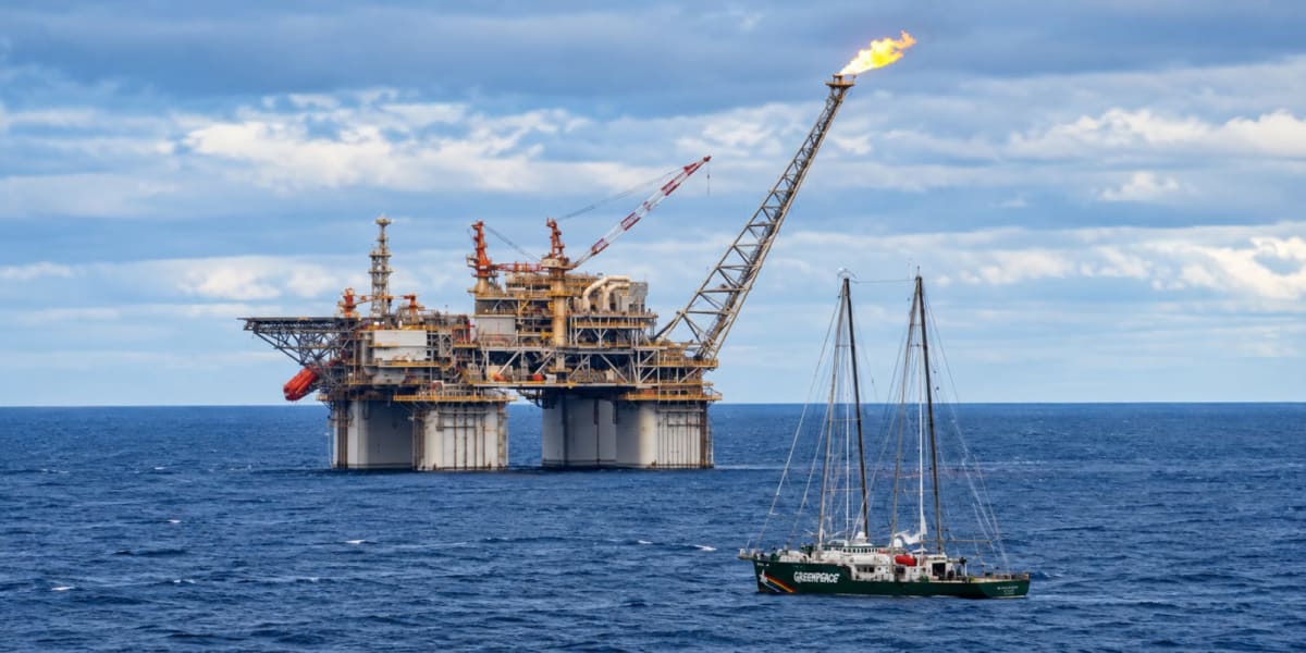 activiști Greenpeace ocupând platforma de gaze în largul coastelor Australiei activiști Greenpeace ocupând platforma de gaze în largul coastelor Australiei