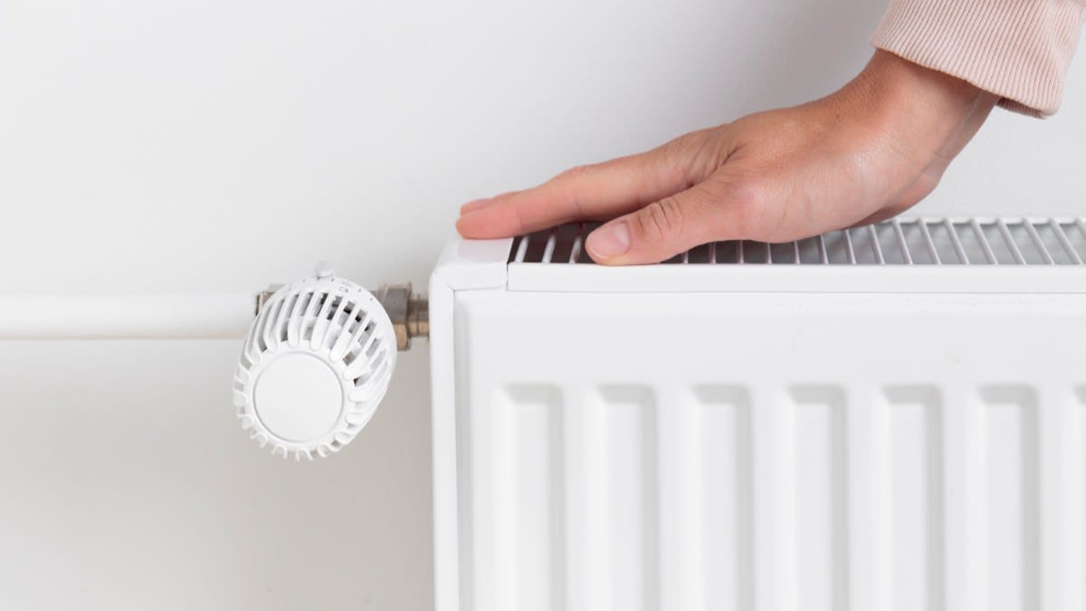 folie de aluminiu lipită lângă calorifer pentru creșterea temperaturii folie de aluminiu lipită lângă calorifer pentru creșterea temperaturii