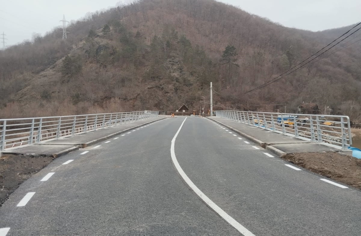 drum județean în proces de întreținere, utilaje și muncitori