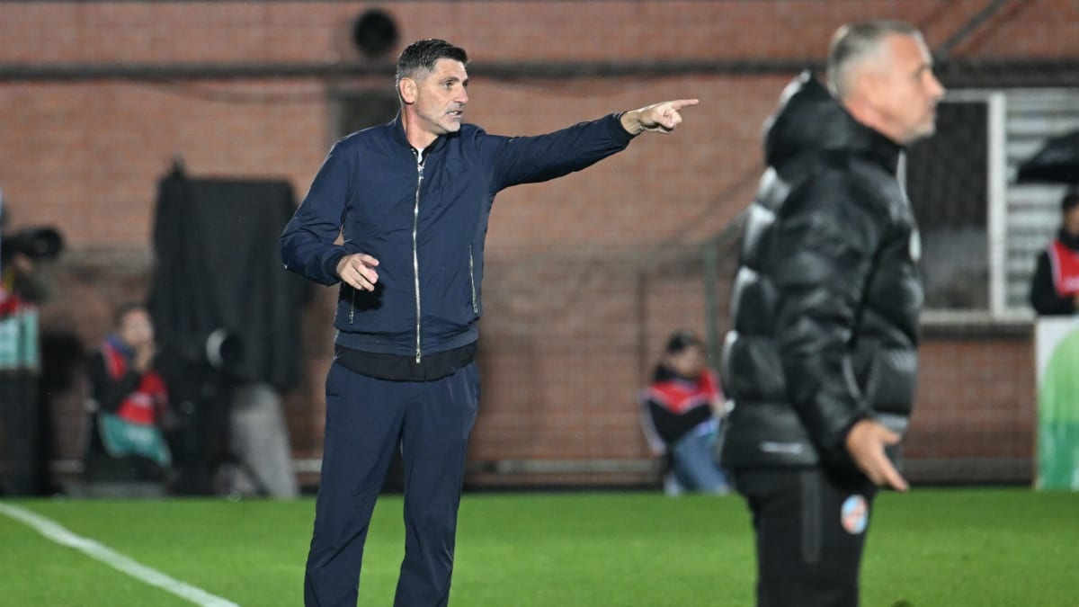 Florin Pîrvu, antrenor FC Voluntari, în timpul meciului Florin Pîrvu, antrenor FC Voluntari, în timpul meciului