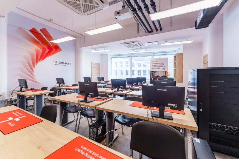 tineri studenți dezvoltând aplicație pentru comunicare