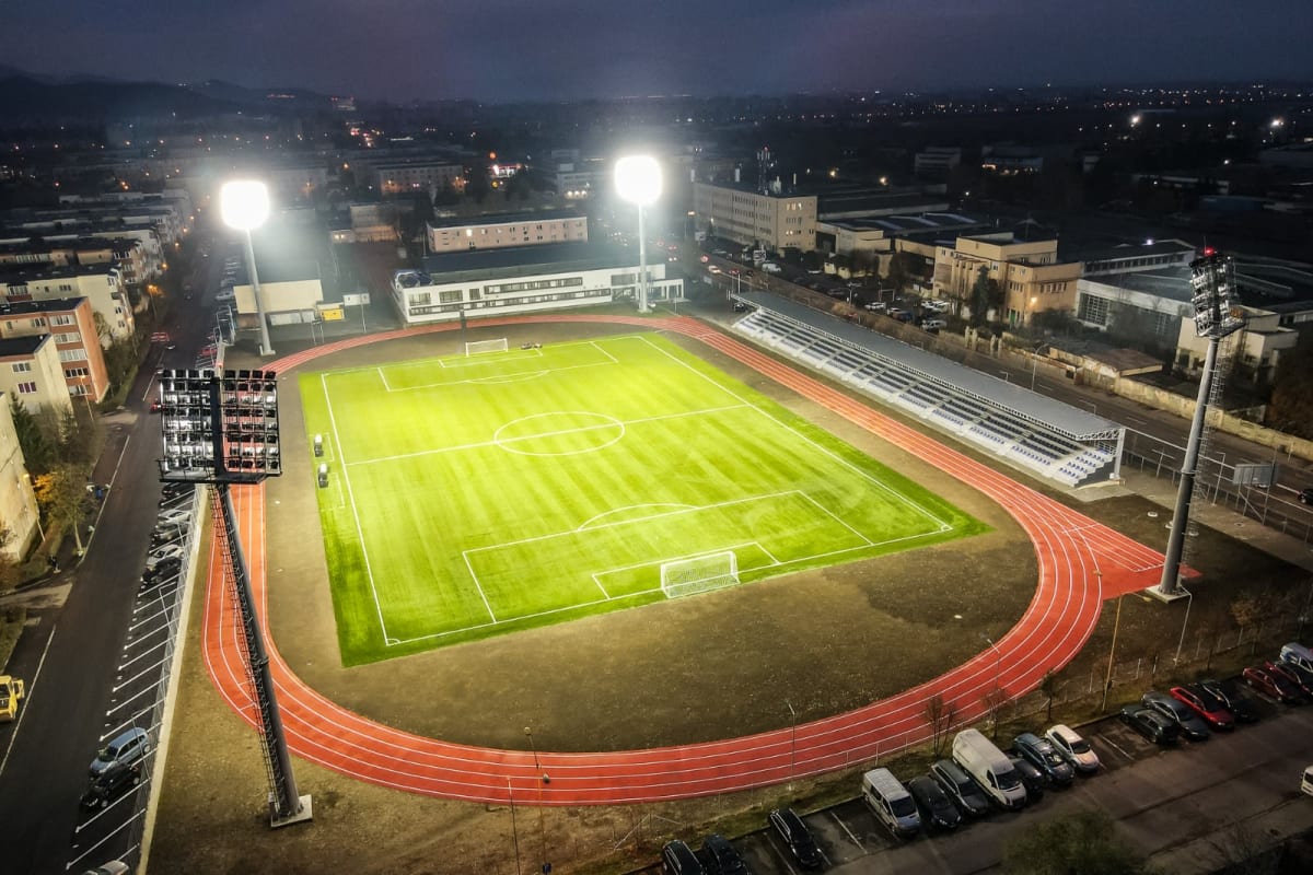 stadionul Carpați în timpul unui meci de fotbal