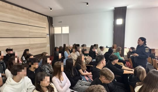 elevi participând la activități preventive în școală