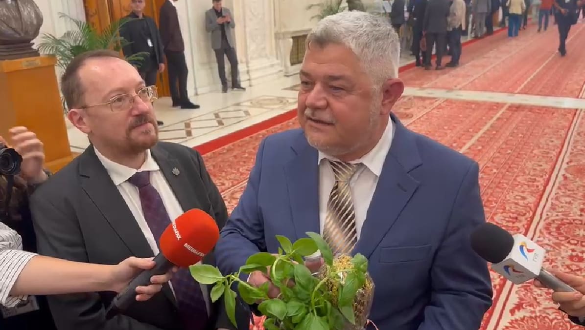 senator în Parlament cu agheasmă și busuioc senator în Parlament cu agheasmă și busuioc