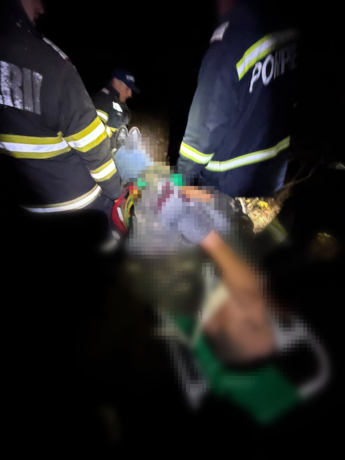pompieri salvând o persoană din râpă adâncă pompieri salvând o persoană din râpă adâncă