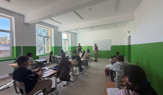 polițiști în școală, discuție cu elevi, activitate preventivă
