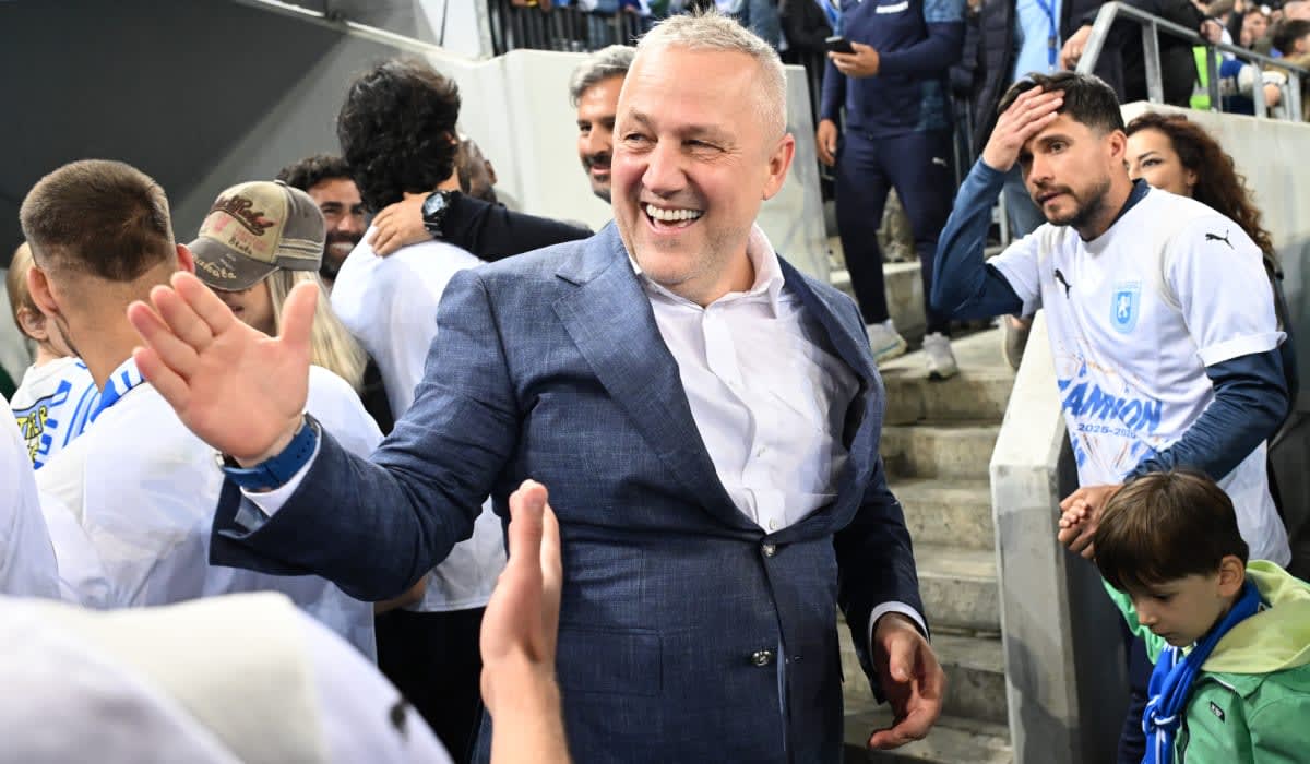 fotbal, jucători Universitatea Craiova pe teren fotbal, jucători Universitatea Craiova pe teren