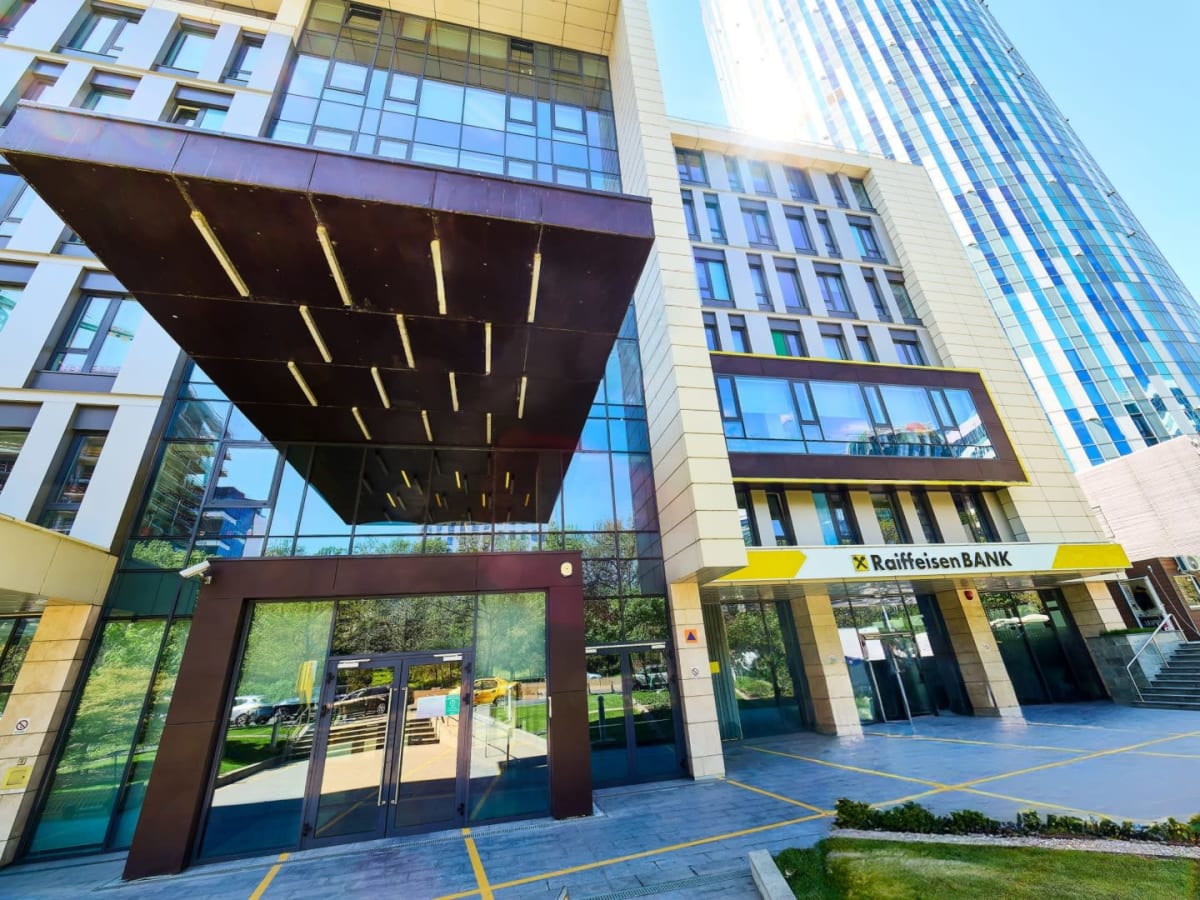 bancă Raiffeisen și Garanti în sediu bancar