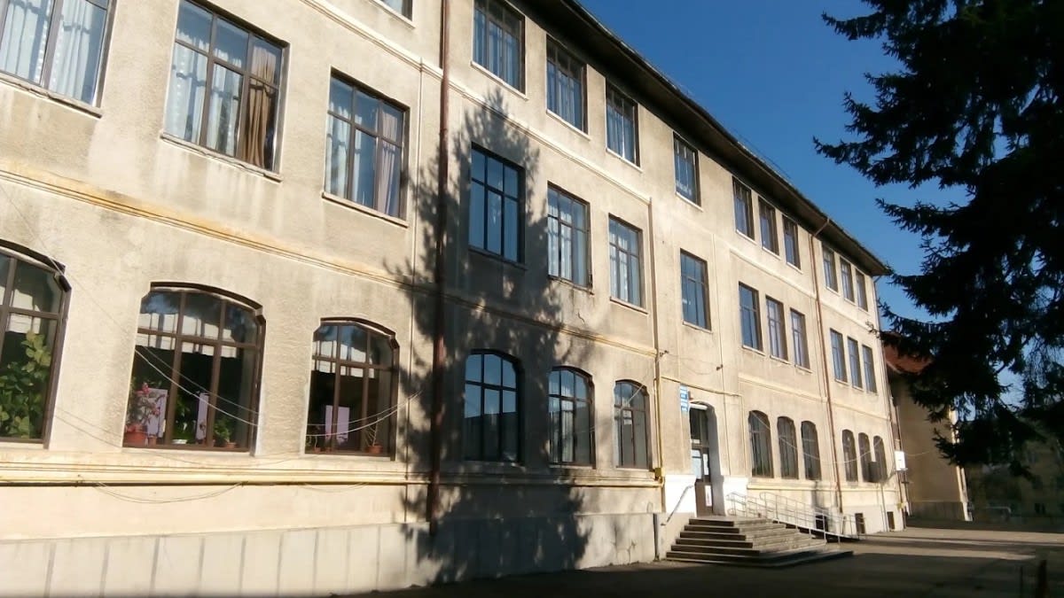 Elev cu macetă la Colegiul Armand Călinescu din Pitești