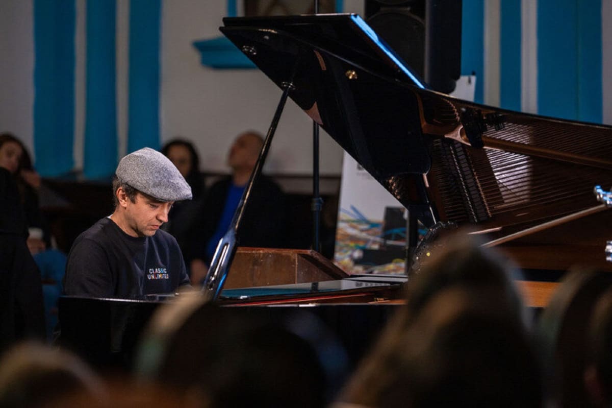 pianist la concert într-o biserică