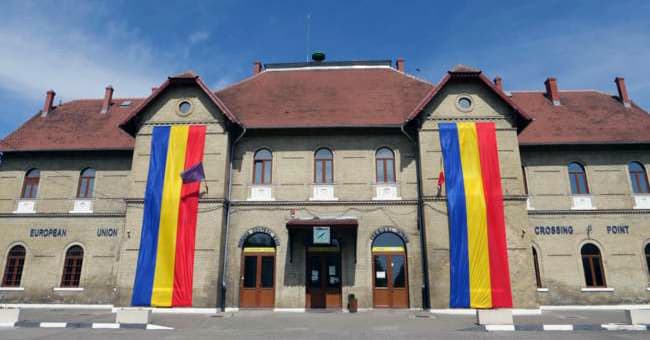 Polițist de frontieră verificând documente la Timișoara Polițist de frontieră verificând documente la Timișoara