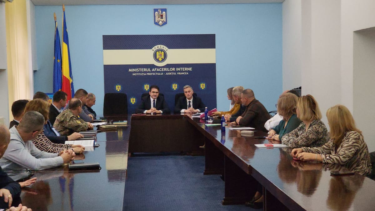 ședință Colegiul Prefectural Vrancea, prefectură, oameni la masă ședință Colegiul Prefectural Vrancea, prefectură, oameni la masă
