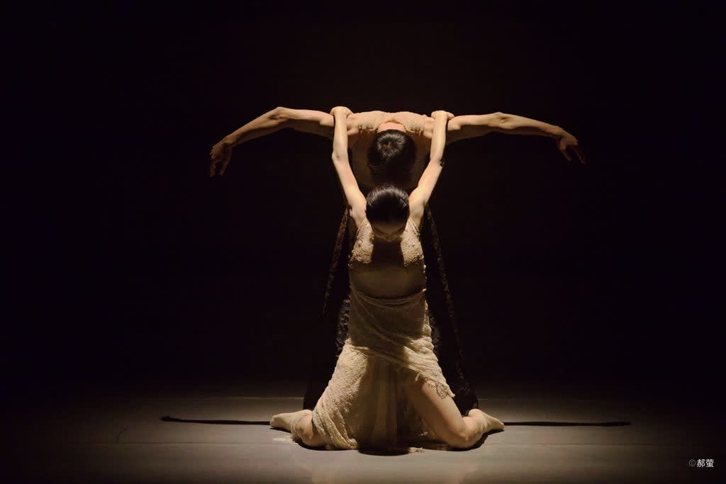 spectacol dans contemporan pe scenă, artiști internaționali spectacol dans contemporan pe scenă, artiști internaționali