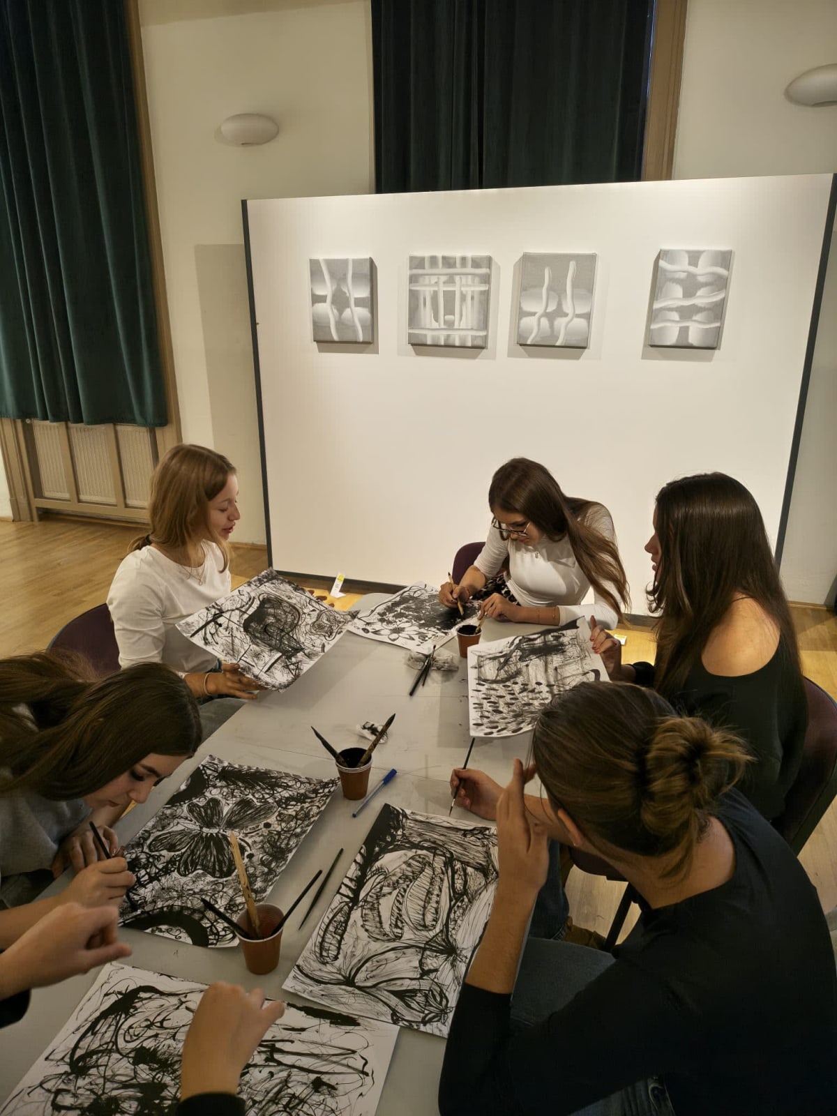 atelier de artă pentru elevi în sala expoziției atelier de artă pentru elevi în sala expoziției