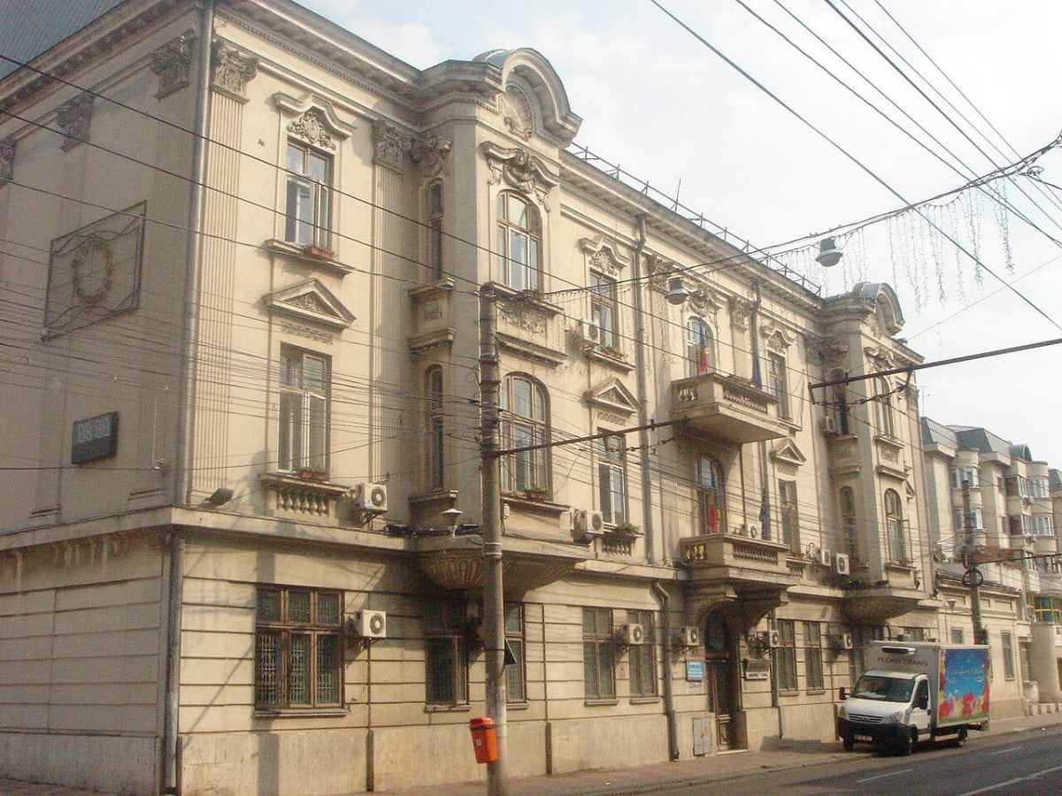Stâlpi plasați greșit pe trotuarul din Galați Stâlpi plasați greșit pe trotuarul din Galați