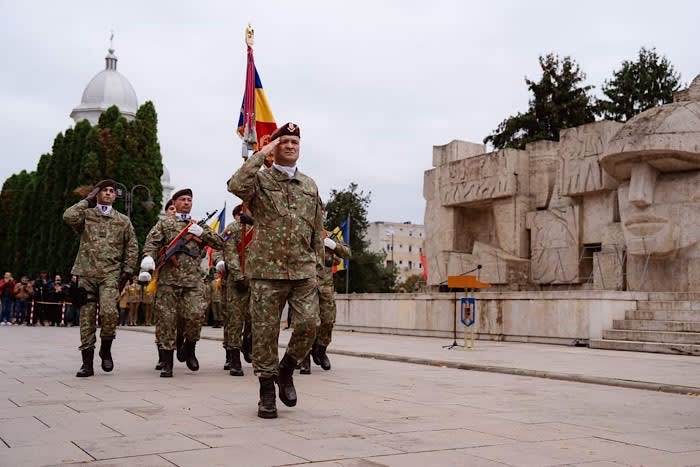 Echipamente militare expuse în parc, soldați în ceremonie Echipamente militare expuse în parc, soldați în ceremonie