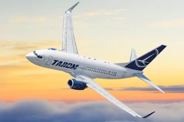 Aeronava TAROM pe pista de decolare