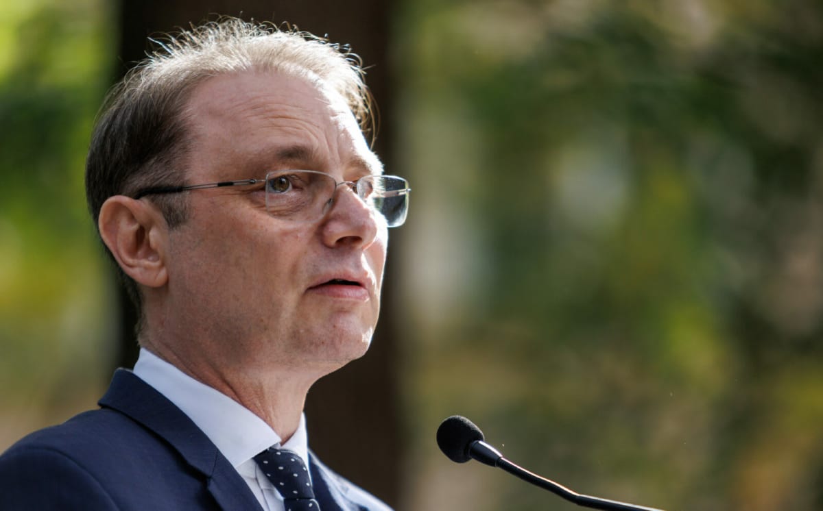 Guvernul condus de Luca Niculescu a fost învestit după o criză politică de șase luni Guvernul condus de Luca Niculescu a fost învestit după o criză politică de șase luni