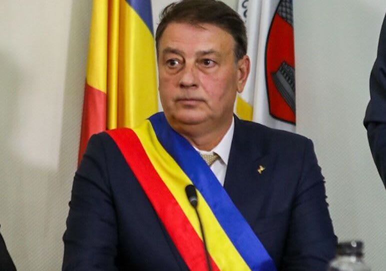 Florin Mitroi la birou, discutând despre mandatul său Florin Mitroi la birou, discutând despre mandatul său