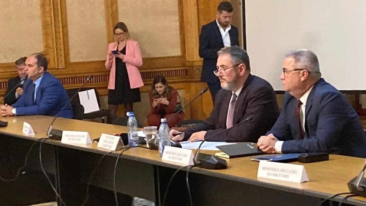 Sorin Costreie la o conferință de presă