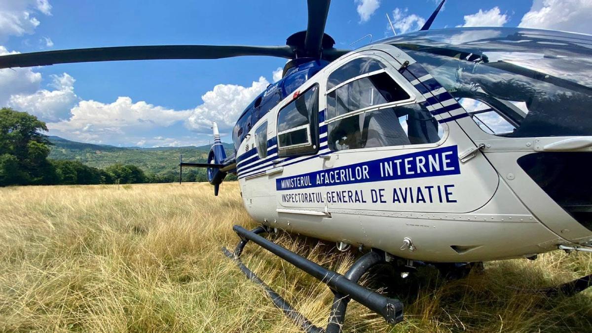 Elicopter monitorizând traficul rutier