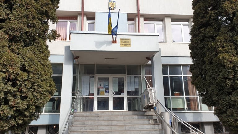 mașină accidentată pe drum rural