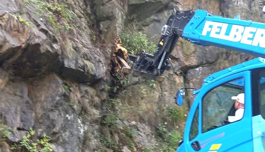 Căderi de stânci pe drum Căderi de stânci pe drum