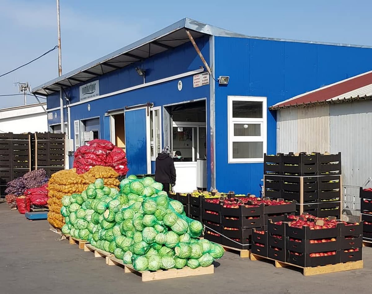 Piaţa Calea Basarabiei cu produse de sezon