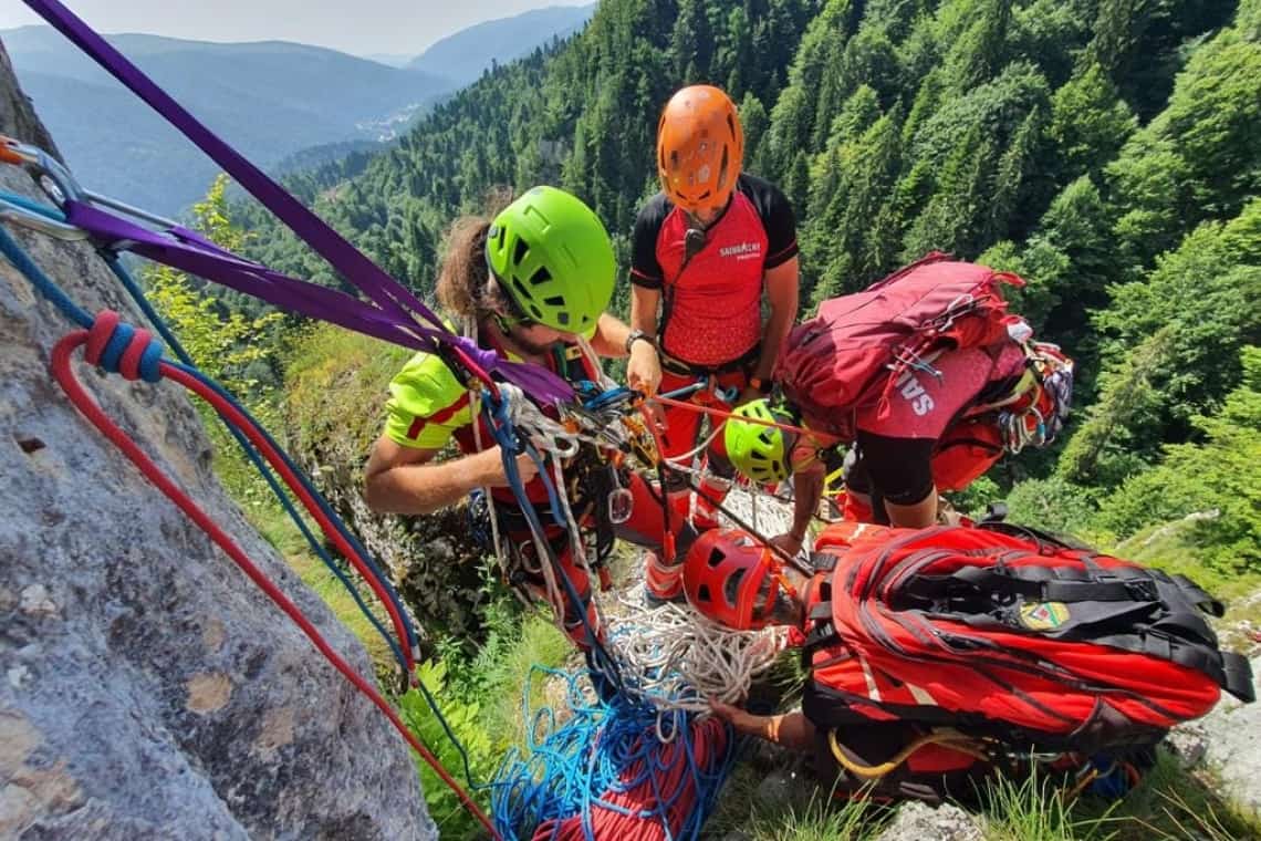 Salvamontiști în acțiune în zona montană Salvamontiști în acțiune în zona montană