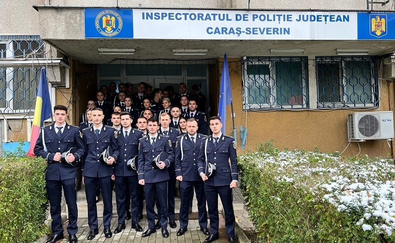 polițiști verificând motocicliști