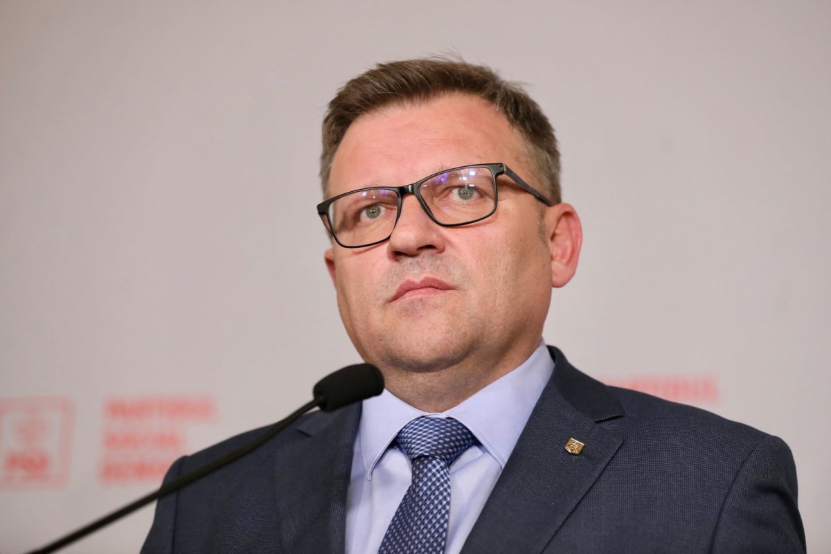 Deputatul Marius Budăi vorbind la o conferință Deputatul Marius Budăi vorbind la o conferință