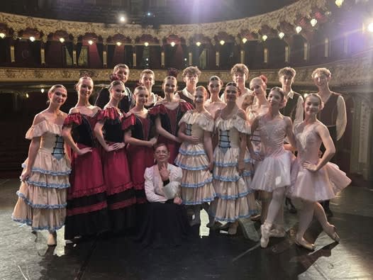 Elevi pe scena Operei Naționale Române Iași