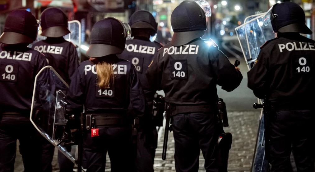 Poliție în acțiune în orașe austriece