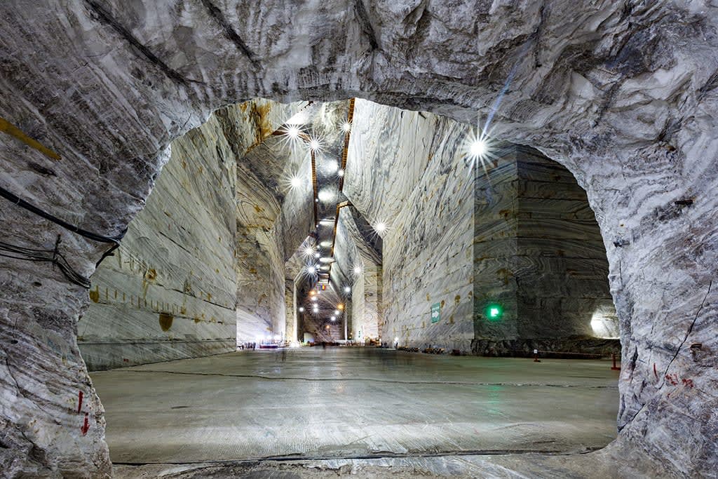 Studenți la Salina Slănic Prahova observând structuri geologice