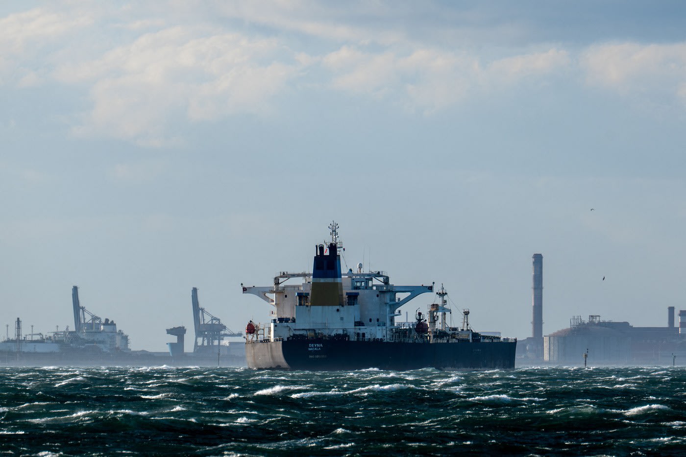 Petrolier pe mare cu petrol rusesc și simboluri energetice Petrolier pe mare cu petrol rusesc și simboluri energetice
